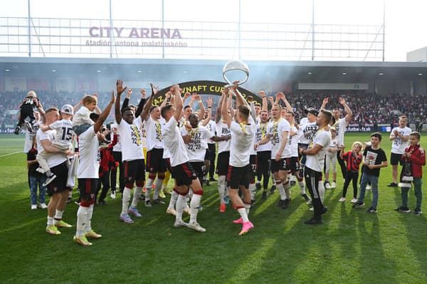 Takto oslavovali v máji triumf v Slovenskom pohári futbalisti Spartaka Trnava.
