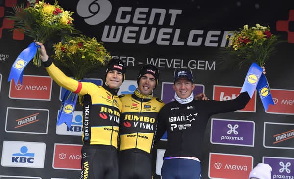 Zľava Wout van Aert, Christophe Laporte a Sep Vanmarcke.