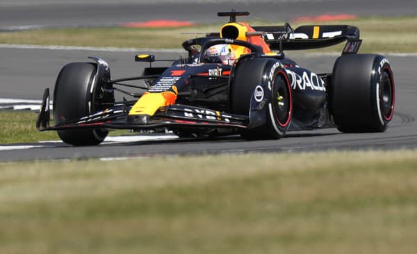 Holandský pilot formuly 1 Max Verstappen z tímu Red Bull počas prvého tréningu na nedeľnú Veľkú cenu Británie F1