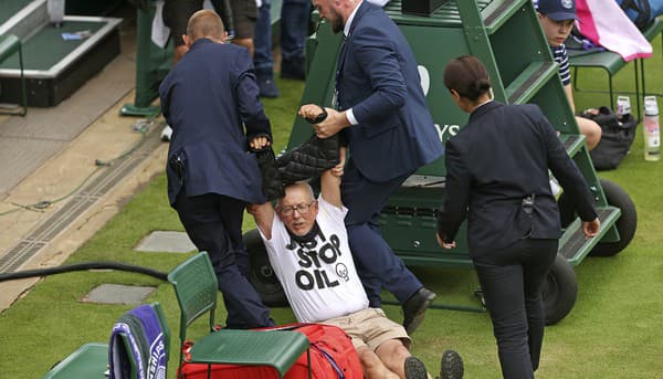 Aj napriek prísnym opatreniam na Wimbledone sa aktivistom podarilo preniknúť na kurt.