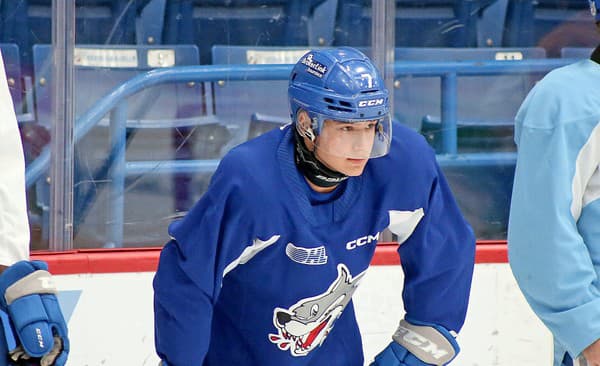 Slovenský obranca Jakub Chromiak v drese Sudbury Wolves.