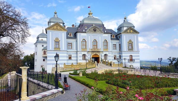 V areáli Haličského zámku sa konala hostina. 