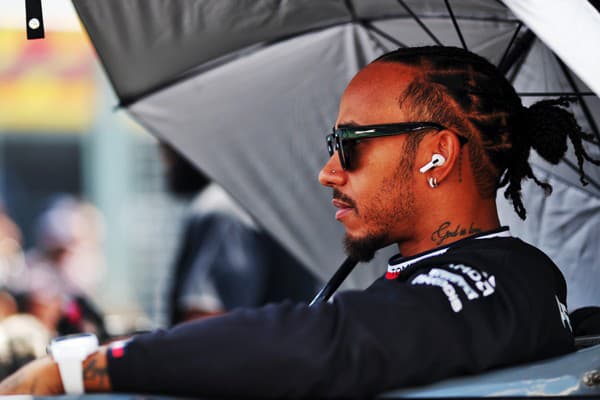 Hviezdny jazdec F1 Lewis Hamilton.