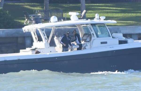 Anna Kurnikovová a Enrique Iglesias si vyrazili na Miami na jachte.