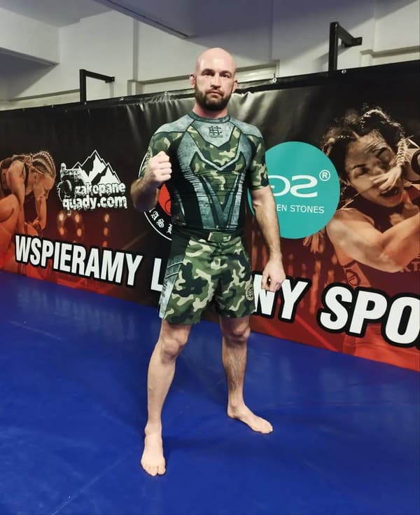 Poľský bojovník MMA Rafal Haratyk vyzýva na súboj Karlosa Vémolu.