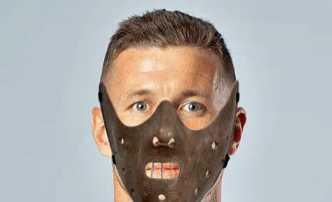 V maske Hannibala Lectera.
