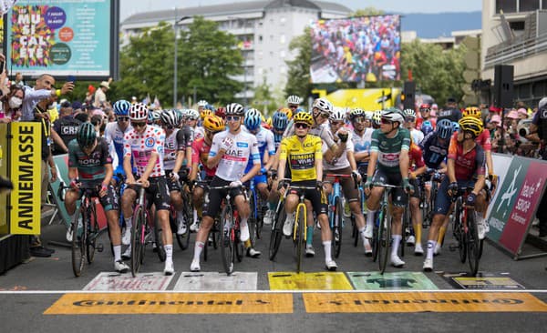 Slovinský cyklista Tadej Pogačar v bielom drese pre najlepšieho mladého jazdca (uprostred vľavo) a Dán Jonas Vingegaard v žltom drese vedúceho pretekára.