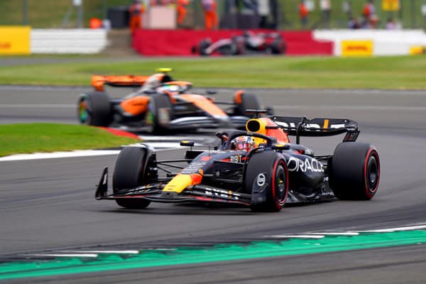 Max Verstappen vládne aktuálnemu ročníku F1.