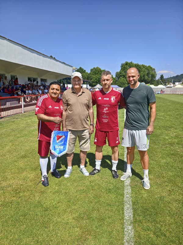 Futbal si zahral aj spevák Igor Kmeťo, ktorý sa odfotil s Vůjtkom.