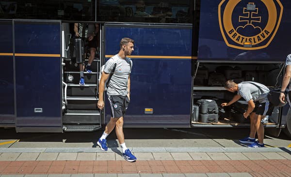 Čavrič vystúpil medzi prvými z autobusu pred včerajším odletom.