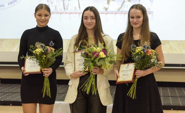 Juniorské slovenské reprezentantky v streľbe, zľava Adriána Zajíčková, Adela Supeková a Miroslava Hocková pózujú s cenami pre najúspešnejších športovcov Slovenského streleckého zväzu za rok 2022.