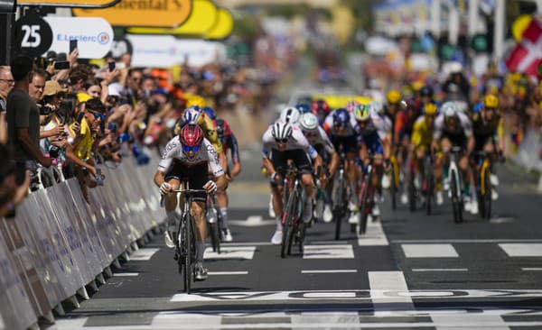 Cyklisti počas druhej etapy Tour de France.