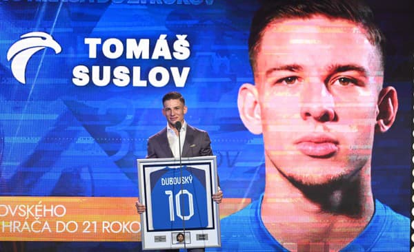 Na snímke najlepší futbalista Slovenska do 21 rokov Tomáš Suslov, ktorý získal Cenu Petra Dubovského v ankete Futbalista roka 2022 počas slávnostného galavečera v Senci v pondelok 20. marca 2023.