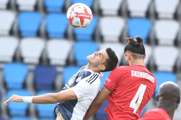 Na snímke hráč Slovana Marko Tolič a hráč luxemburského FC Swift Hesper Aldin Skenderovič bojujú o loptu v odvetnom zápase 1. predkola  Ligy majstrov FC Swift Hesper - ŠK Slovan Bratislava v Luxemburgu