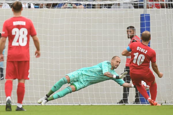 Na snímke brankár Slovana Milan Borjan (dole) chytá penaltu, ktorú nepremenil hráč luxemburského FC Swift Hesper Dominik Stolz (vpravo) v odvetnom zápase 1. predkola  Ligy majstrov FC Swift Hesper - ŠK Slovan Bratislava