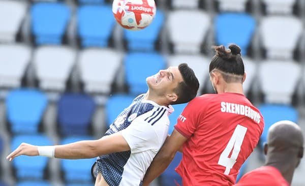 Na snímke hráč Slovana Marko Tolič a hráč luxemburského FC Swift Hesper Aldin Skenderovič bojujú o loptu v odvetnom zápase 1. predkola  Ligy majstrov FC Swift Hesper - ŠK Slovan Bratislava v Luxemburgu