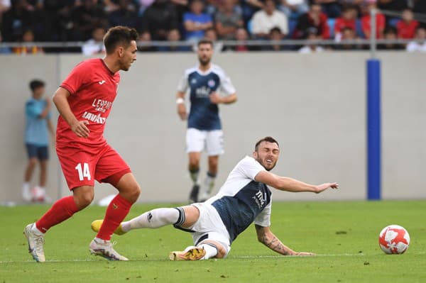 Na snímke vpravo hráč Slovana Alexandar Čavrič a vľavo hráč luxemburského FC Swift Hesper Cedric Sacras v odvetnom zápase 1. predkola  Ligy majstrov FC Swift Hesper - ŠK Slovan Bratislava