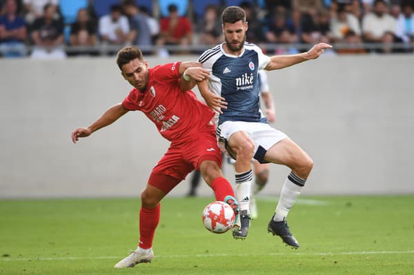 Na snímke vpravo hráč Slovana Kenan Bajrič a vľavo hráč luxemburského FC Swift Hesper Cedric Sacras v odvetnom zápase 1. predkola  Ligy majstrov FC Swift Hesper - ŠK Slovan Bratislava