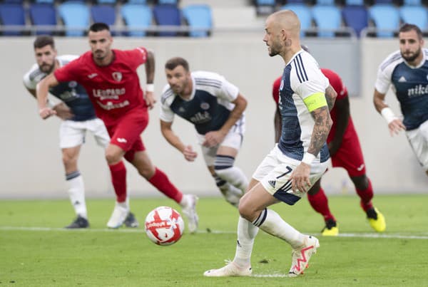 Na snímke v popredí hráč Slovana Vladimír Weiss ml. strieľa panenkovský gól z penalty v odvetnom zápase 1. predkola  Ligy majstrov FC Swift Hesper - ŠK Slovan Bratislava v Luxemburgu 