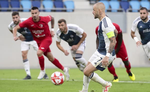 Na snímke v popredí hráč Slovana Vladimír Weiss ml. strieľa panenkovský gól z penalty v odvetnom zápase 1. predkola  Ligy majstrov FC Swift Hesper - ŠK Slovan Bratislava v Luxemburgu 