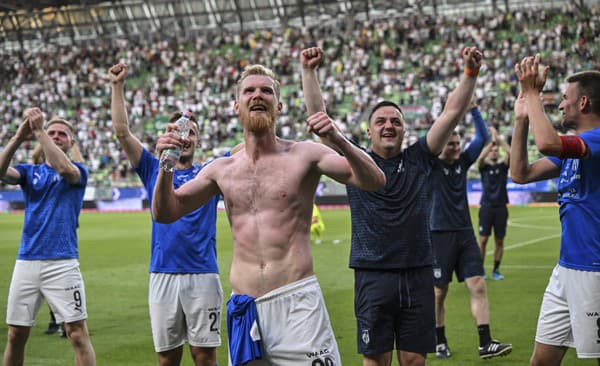 Ferencváros Budapešť v druhom zápase pred domácim publikom podľahol Kí Klaksvík 0:3 a po úvodnej remíze 0:0 tak prekvapujúco postúpil klub z Faerských ostrovov. 