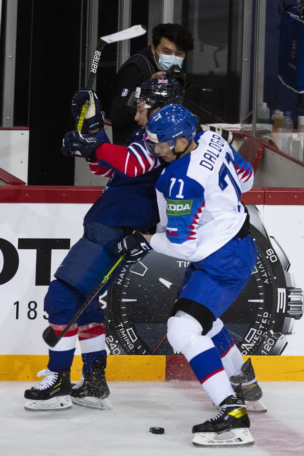 Na snímke zľava Mike Hammond (Británia) a Marek Ďaloga (Slovensko) v druhom zápase základnej A-skupiny Veľká Británia - Slovensko (1:2) na 84. majstrovstvách sveta v ľadovom hokeji v lotyšskej Rige v nedeľu 23. mája 2021.