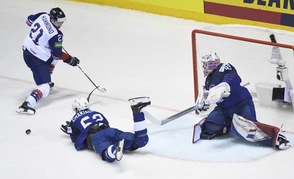 Na snímke vpravo brankár Florian Hardy (Francúzsko), uprostred jeho spoluhráč Florian Chakiachvili , vľavo Mike Hammond (Veľká Británia) v zápase základnej A-skupiny Francúzsko – Veľká Británia na 83. majstrovstvách sveta v ľadovom hokeji v Košiciach 20. mája 2019.