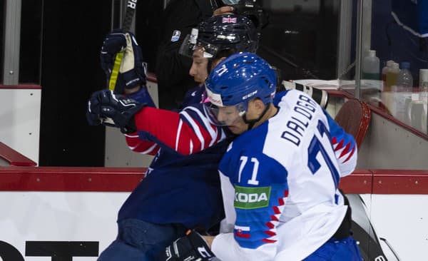 Na snímke zľava Mike Hammond (Británia) a Marek Ďaloga (Slovensko) v druhom zápase základnej A-skupiny Veľká Británia - Slovensko (1:2) na 84. majstrovstvách sveta v ľadovom hokeji v lotyšskej Rige v nedeľu 23. mája 2021.