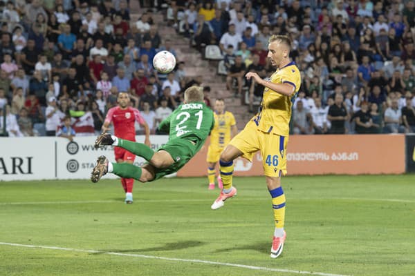 Na snímke vpravo Matej Trusa (DAC) a vľavo brankár Jevhenij Kučerenko (FC Dila Gori).