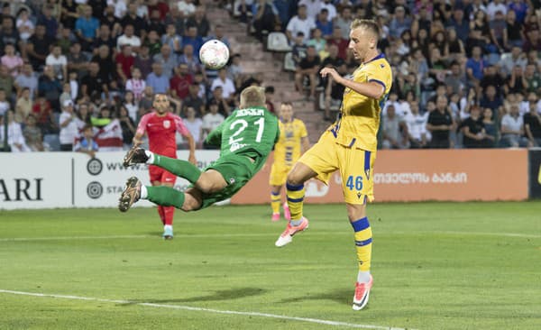 Na snímke vpravo Matej Trusa (DAC) a vľavo brankár Jevhenij Kučerenko (FC Dila Gori).