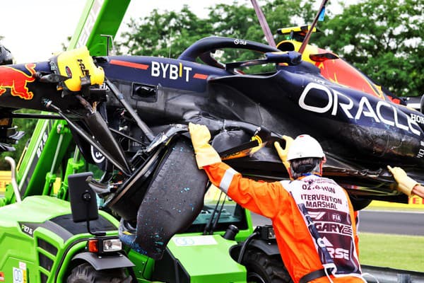 Sergio Perez v prvom tréningu nezvládol riadenie.