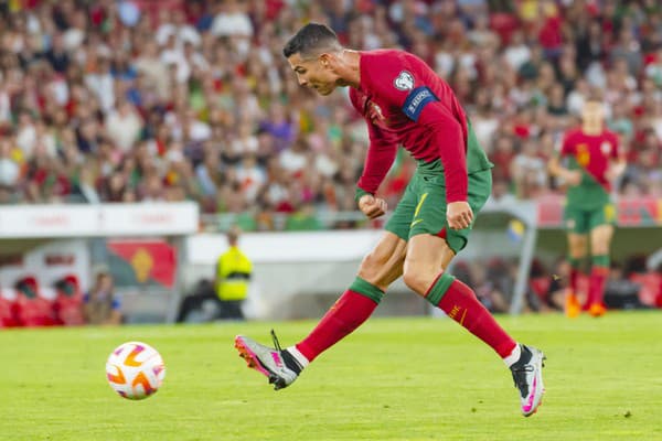 Cristiano Ronaldo bohatne aj mimo futbalových trávnikov.