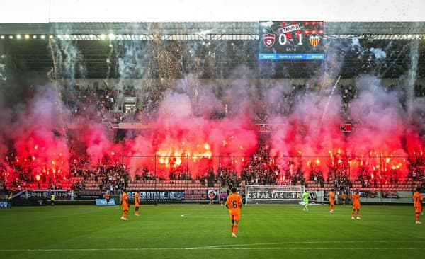 Oslavný ohňostroj v druhej polovici druhého polčasu sa páčil aj futbalistom Valencie.