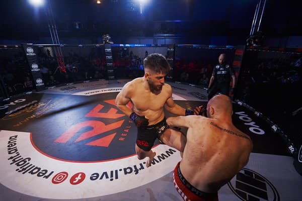 Český MMA bojovník Adam Jakubík si naposledy pripísal prvú kariérnu prehru medzi profesionálmi, keď prehral súboj s Michalom Dubom.