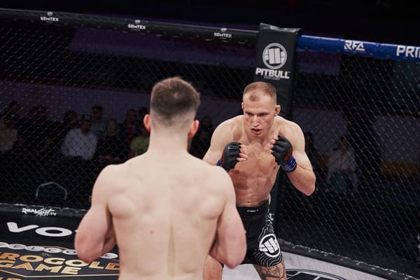 Český MMA bojovník Adam Jakubík si naposledy pripísal prvú kariérnu prehru medzi profesionálmi, keď prehral súboj s Michalom Dubom.