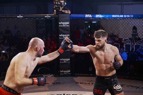 Český MMA bojovník Adam Jakubík si naposledy pripísal prvú kariérnu prehru medzi profesionálmi, keď prehral súboj s Michalom Dubom.