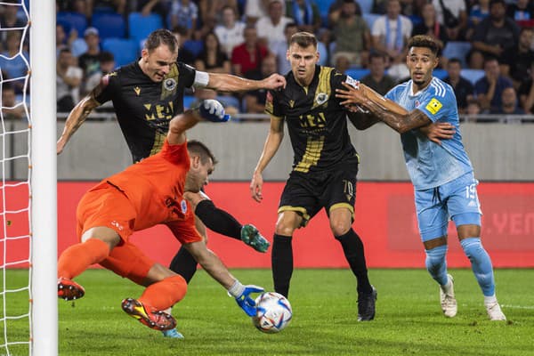 Na snímke zľava Josip Čondrič, Nemanja Bilbija, Marin Magdič (všetci Mostar) a André Green (Slovan) v odvete play off Európskej konferenčnej ligy (EKL) vo futbal ŠK Slovan Bratislava - HŠK Zrinjski Mostar v auguste 2022.