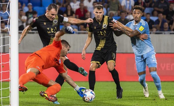 Na snímke zľava Josip Čondrič, Nemanja Bilbija, Marin Magdič (všetci Mostar) a André Green (Slovan) v odvete play off Európskej konferenčnej ligy (EKL) vo futbal ŠK Slovan Bratislava - HŠK Zrinjski Mostar v auguste 2022.