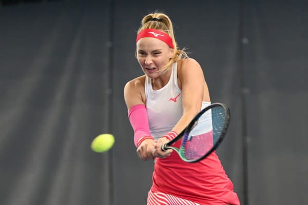 Slovenská tenistka Rebecca Šramková sa suverénnym spôsobom prebojovala do 2. kola dvojhry na turnaji WTA vo Varšave.