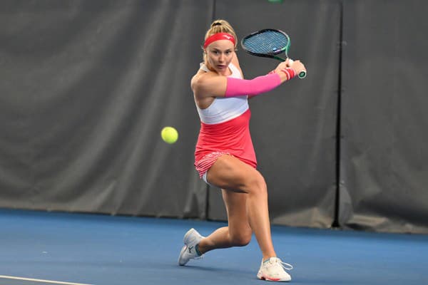 Slovenská tenistka Rebecca Šramková sa suverénnym spôsobom prebojovala do 2. kola dvojhry na turnaji WTA vo Varšave.