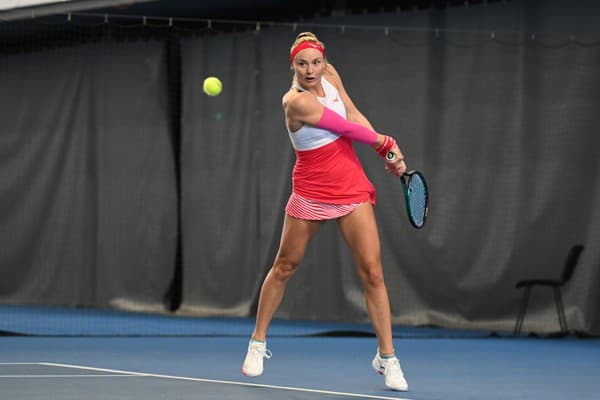 Slovenská tenistka Rebecca Šramková sa suverénnym spôsobom prebojovala do 2. kola dvojhry na turnaji WTA vo Varšave.