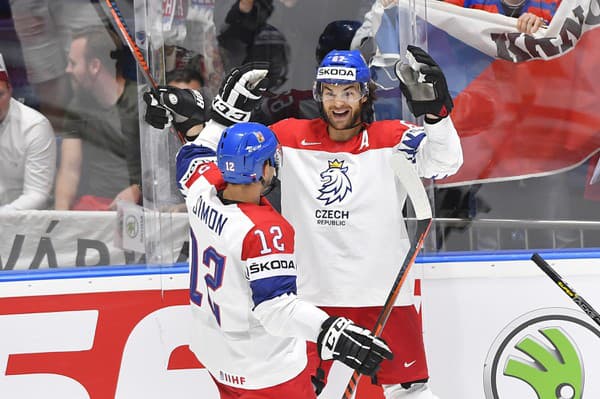 Na snímke Dominik Simon a Michael Frolík (Česko) sa tešia po strelení gólu v zápase základnej B-skupiny medzi Nórskom a Českom na 83. majstrovstvách sveta v ľadovom hokeji v Bratislave, 11. mája 2019.