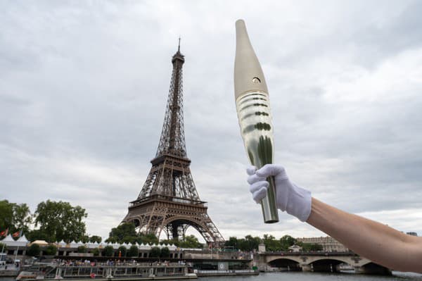 Na snímke pochodeň s olympijskými hrami v Paríži 2024 počas jej prezentácie na nábreží rieky Seina v Paríži.