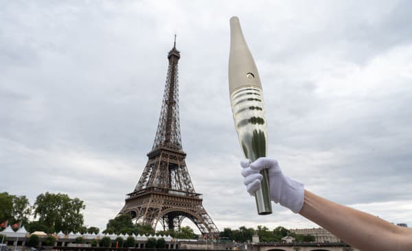 Na snímke pochodeň s olympijskými hrami v Paríži 2024 počas jej prezentácie na nábreží rieky Seina v Paríži.