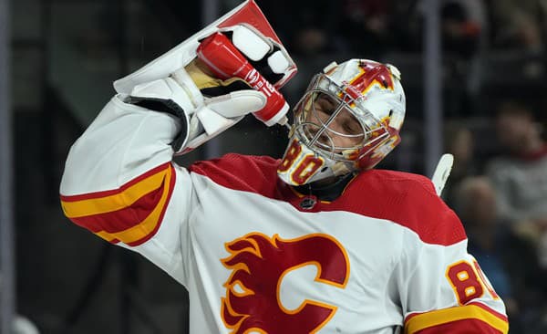 Brankár Daniel Vladař z Calgary Flames. 