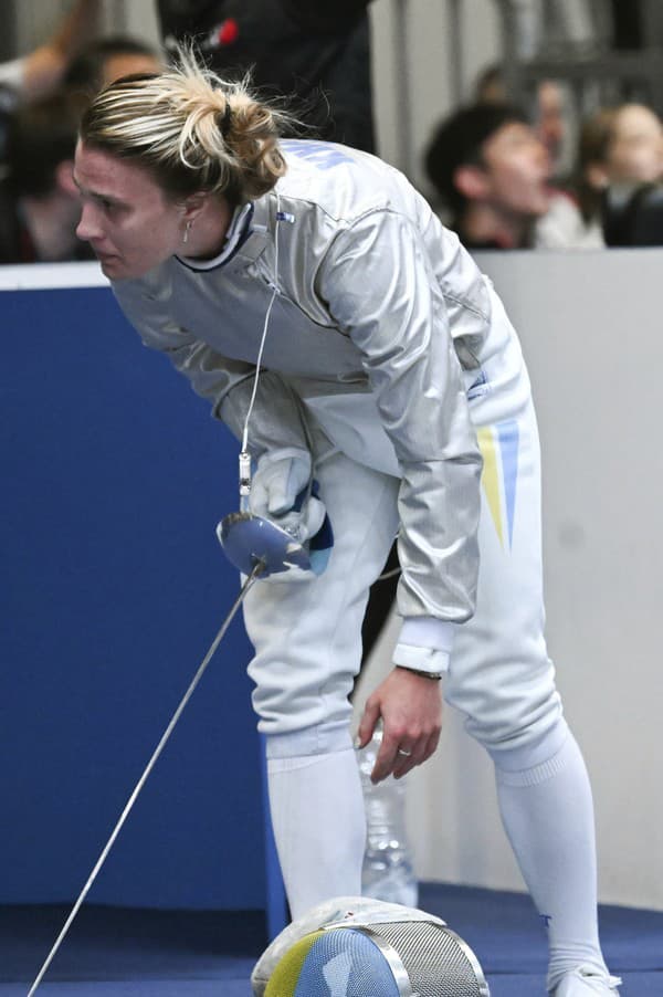 Ukrajinka Olha Charlanová odchádza po výhre v šabli nad Ruskou Annou Smirnovou, ktorá štartuje pod neutrálnou vlajkou na MS v šerme v Miláne.