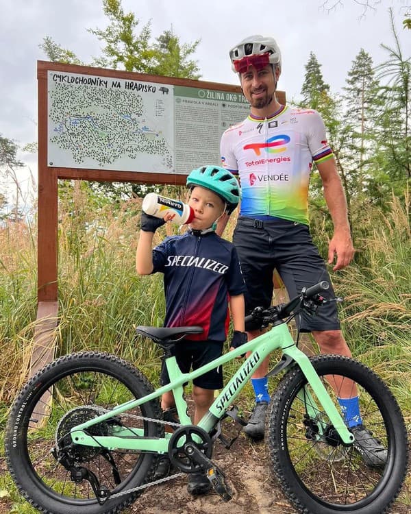 Peter Sagan si so synom Marlonom užil nádherné chvíle na spoločnej vychádzke na bicykloch.