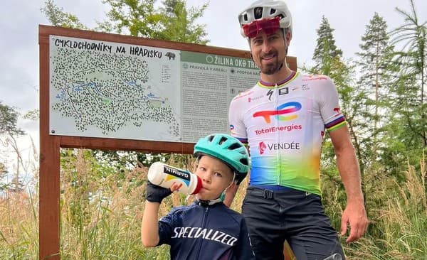 Peter Sagan si so synom Marlonom užil nádherné chvíle na spoločnej vychádzke na bicykloch.