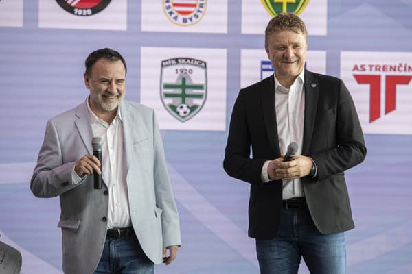 Na snímke sprava prezident Únie ligových klubov (ÚLK) Ivan Kozák a výkonný riaditeľ Niké Roman Berger sa usmievajú počas tlačovej konferencie. Najvyššia slovenská futbalová súťaž ponesie od nadchádzajúcej sezóny názov Niké liga. 