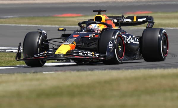 Holandský pilot formuly 1 Max Verstappen z tímu Red Bull počas prvého tréningu na nedeľnú Veľkú cenu Británie F1